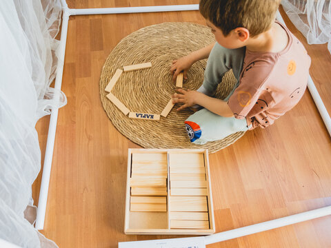 Ni&ntilde;o jugando a juego libre con maderas