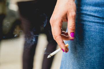 Mano de chica con cigarro en mano