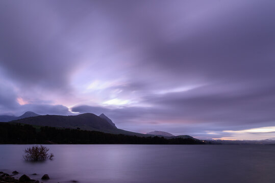 Alba nuvolosa sul lago Poma