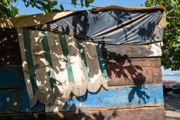 Naklejka premium une cabane sur la plage d'un port de pêche traditionnel à Dakar au Sénégal en Afrique de l'Ouest