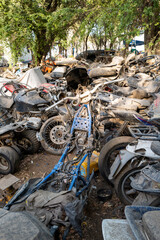 Epaves de moto abandonn&eacute;s dans la poussi&egrave;re africaine &agrave; Dakar au S&eacute;n&eacute;gal