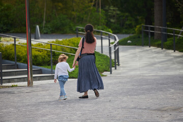 初夏の公園で遊ぶ子供と母親の姿