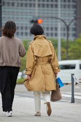 東京の道で散歩している二人の女性の姿
