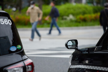 東京の町並みの道路で走るタクシーの様子