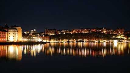 Fototapeta na wymiar Reflections on water and Stockholm at night