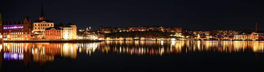 Obraz premium Reflections on water and Stockholm at night