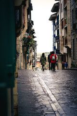 Photo de promeneur dans une rue de Hondarribia (Fontarrabie, Pays Basque) en Espagne