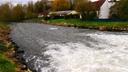 Le fleuve Somme dans le village de Long en Picardie dans le département de la Somme en France...