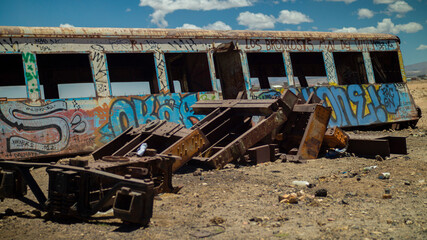 Fototapeta na wymiar Cimetière de train en Bolivie