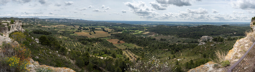 Obraz premium Baux-De-Provence, France - 04 21 2023: Panoramic view from the rocky limestone spur of the Les Baux plateau in Provence