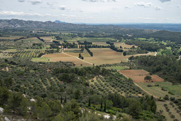 Obraz premium Baux-De-Provence, France - 04 21 2023: Panoramic view from the rocky limestone spur of the Les Baux plateau in Provence