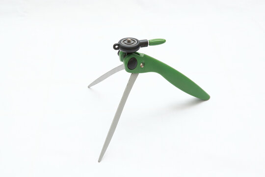 Mini tripod made of metal, can be folded.