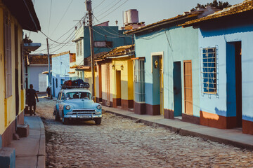 Fototapeta na wymiar Old American car in the historic streets of Trinidad