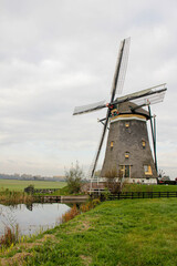 Fototapeta na wymiar Holländische Landschaft mit Windmühlen