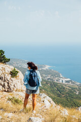 Naklejka premium a woman on a mountain hiking beautiful nature journey