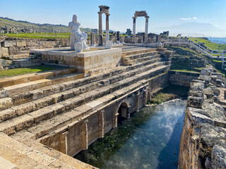 Fototapeta na wymiar Sito archeologico dell'antica città di Hierapolis in Turchia