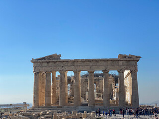 Pordenone nell'acropoli di Atene in una bella giornata con il cielo blu