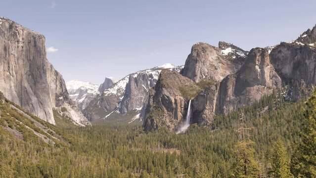 The main view of the Yosemite Valley. Tunnel view.