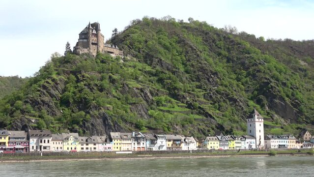 Stadtansicht von Sankt Goarshausen mit Burg Katz in den Weinbergen &uuml;ber dem Rhein