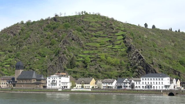 Stadtansicht von Sankt Goarshausen mit Burg Katz in den Weinbergen &uuml;ber dem Rhein