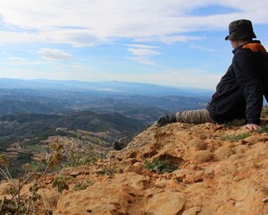 Hombre contemplando un paisaje de montaña