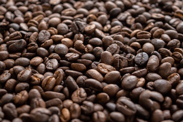 Naklejka premium Fresh roasted brown coffee beans background