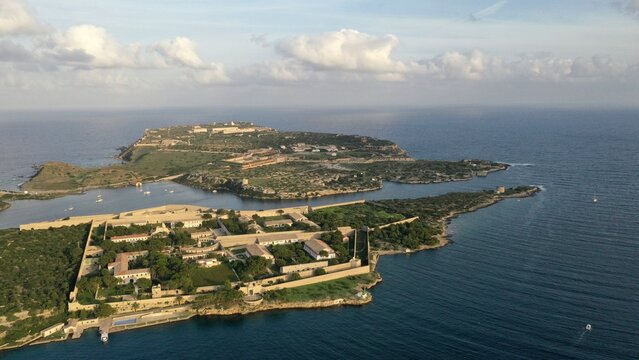 survol du chenal d'entrée à port mahon sur l'ile de Minorque aux Baléares, Espagne