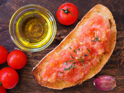 Toast with fresh grated tomatoes, olive oil and garlic. Traditional Spanish tapas