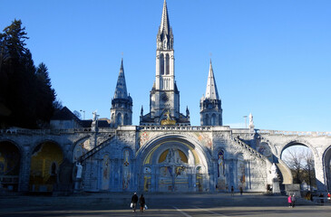 Fototapeta na wymiar Panoramic of the basilica of Lourdes, France