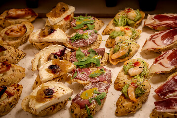 Viele Happchens mit Käse und Schinken in einer Tapasbar.
