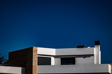 Maison moderne avec toit plat sur fond de ciel bleu
