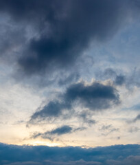 Obraz premium Dark clouds in the evening sky, a bright streak of light at the bottom of the sky