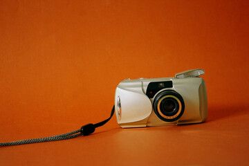 Cámara analógica point and shoot sobre fondo liso color. Analog point and shoot camera Olympus mju ii zoom 80