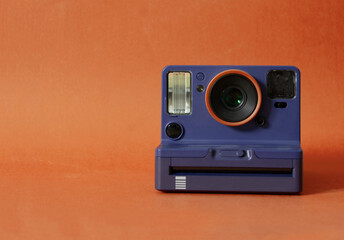 Retro vintage  camera. Cámara Polaroid color violeta