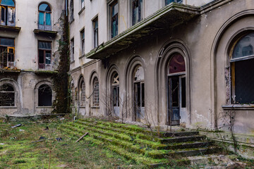 Fototapeta na wymiar Old abandoned overgrown house in lost ghost town