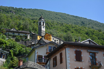 Fototapeta na wymiar Das Dorf Auressio im Valle Onsernone, Kanton Tessin, Schweiz
