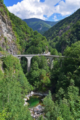 Fototapeta na wymiar Ponte Oscurobei Crana im Valle Onsernone. Kanton Tessin, Schweiz