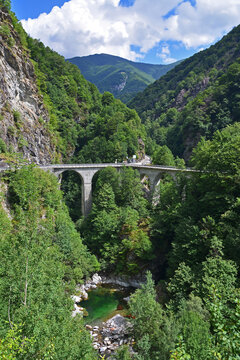 Ponte Oscurobei Crana  im Valle Onsernone. Kanton Tessin, Schweiz