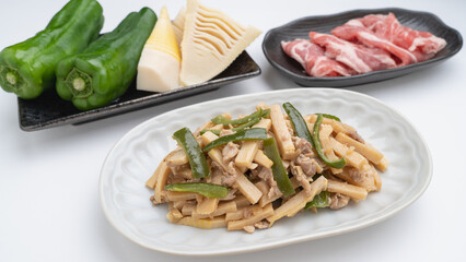 チンジャオロースとその食材(タケノコ・ピーマン・豚肉)