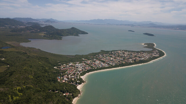 Praia Ilha Pen&iacute;nsula Pontal Daniela Florian&oacute;polis Floripa Natureza Paisagem Natural Manguezal Mar Oceano Atl&acirc;ntico Mata Atl&acirc;ntica Viagem Ver&atilde;o Viajar F&eacute;rias Ba&iacute;a Norte C&eacute;u Santa Catarina Brasil Drone