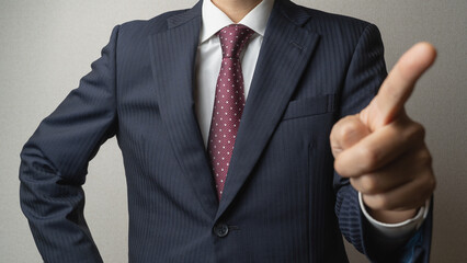指を指して怒る上司イメージ