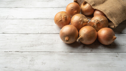 白い木目テーブルの上の玉ねぎ
