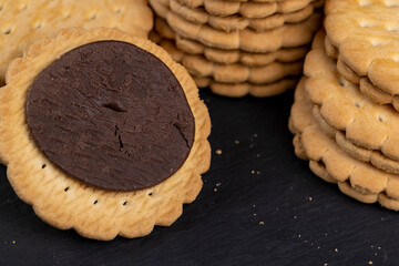 crispy cookies with chocolate filling between cookies