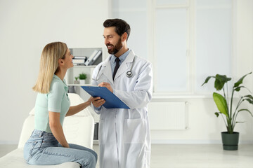 Obraz premium Patient having appointment with doctor in clinic