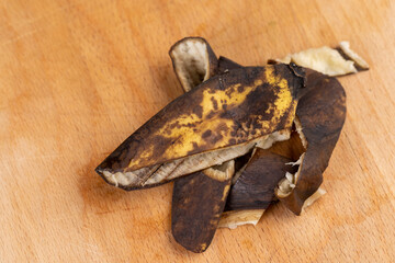 still an edible banana whose peel is covered with black spots