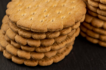 crispy cookies with chocolate filling between cookies