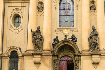 Obraz premium Ancient sculptures in the architecture of the city. Historical and cultural heritage. Background.