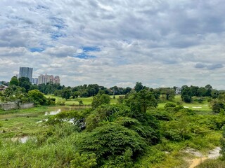 Fototapeta na wymiar マレーシアのペタリンジャヤのゴルフ場を見る 