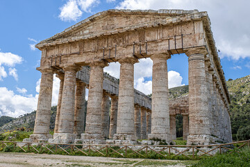 Fototapeta premium View of the well-preserved Doric Temple of Segesta, located outside the site of the ancient city of Segesta, Province of Trapani, Sicily, Italy 