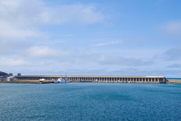 Fototapeta na wymiar 海上から見る北防波堤ドームの全景